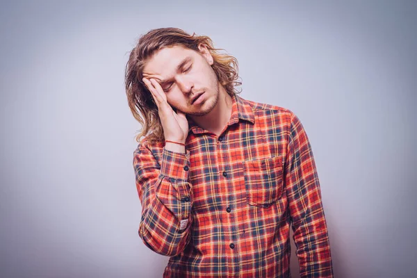 Stüdyoda poz veren adam