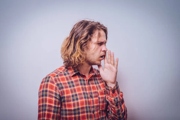 Stüdyoda poz veren adam