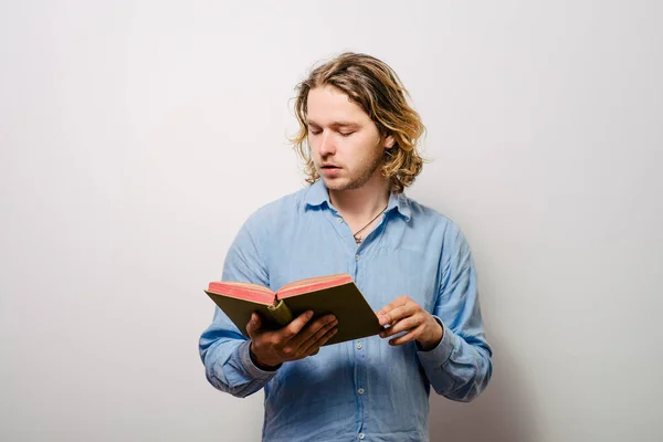 Man Met Een Boek — Stockfoto