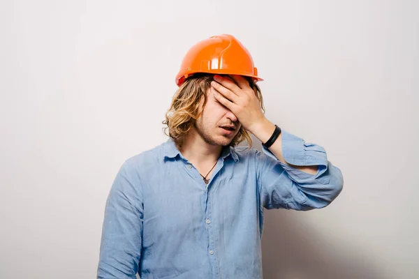 Trabajador Manual Joven Cansado Constructor Aislado Sobre Fondo Gris Plano — Foto de Stock