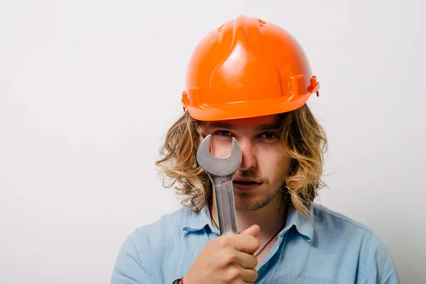 Retrato Joven Manitas Sosteniendo Una Llave Inglesa — Foto de Stock