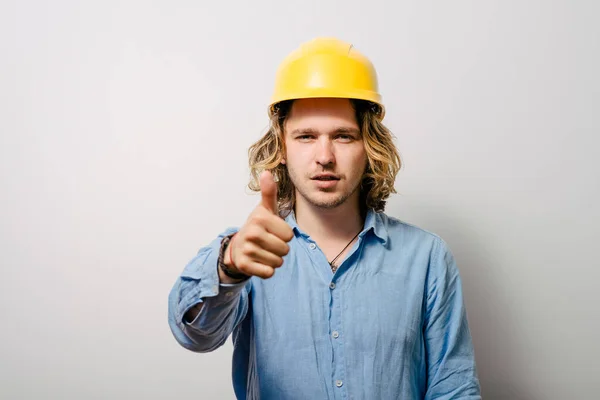 Ein Mann Mit Helm Zeigt — Stockfoto