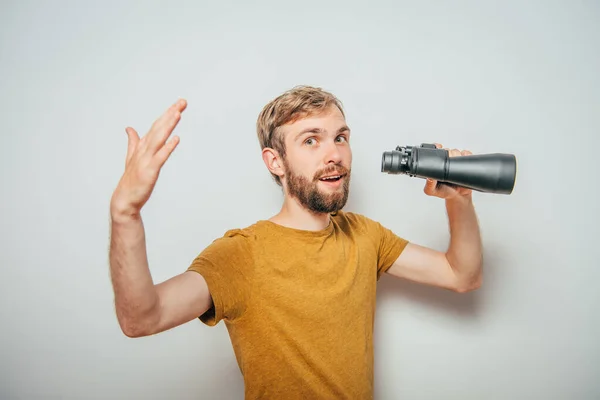 Uomo Con Binocolo Sfondo Grigio — Foto Stock