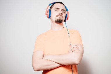 Kulaklıklı bir adam stüdyo geçmişine karşı.