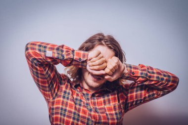 Erkekler gözlerini onun elleriyle kapatır.