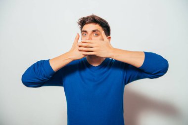 Adam ağzını kapatır.