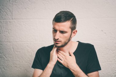 Boğazı ağrıyan adam stüdyo geçmişine karşı