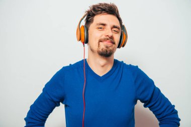 Kulaklıklı bir adam stüdyo geçmişine karşı.