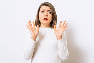 Kadın korkudan korkuyor.