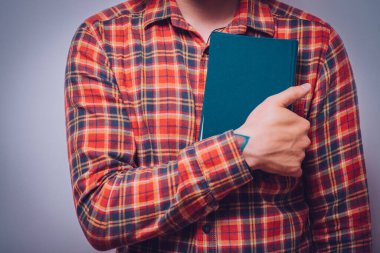 Elinde kitap olan adam.