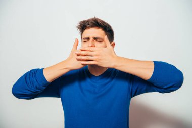 Adam ağzını kapatır.