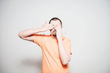 Erkekler gözlerini onun elleriyle kapatır.