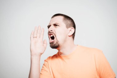 Birilerini ara. Stüdyo geçmişine karşı adam