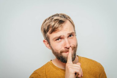 Adam parmağını onun dudaklarına koydu.