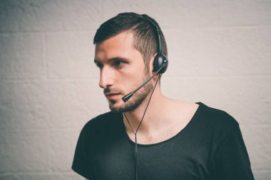 Çağrı merkezinde çalışan yöneticiler kulaklık takıyor