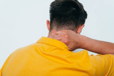 Boyun ağrısı. Arkadaki adam