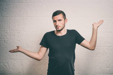 Adam ellerini havaya kaldırıyor.