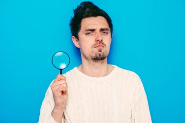 Stüdyo geçmişine karşı büyüteci olan adam. 