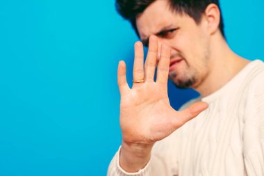 İşadamı stüdyo geçmişine karşı duruş hareketi gösteriyor 