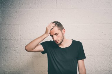 Stüdyo geçmişine karşı erkekler baş ağrısı