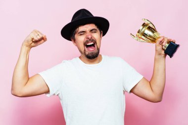 Altın kadehli bir adam