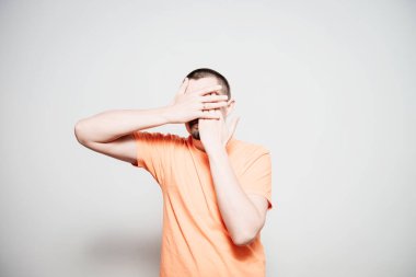 Erkekler gözlerini onun elleriyle kapatır.