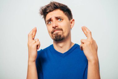 Adam endişelenir ve bekler.