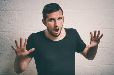 Stüdyo geçmişine karşı öfkeli bir adam