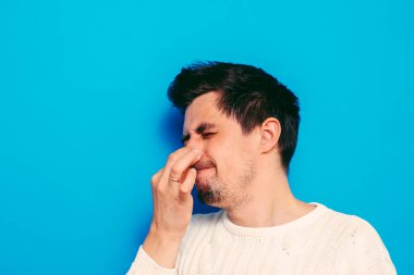 Leş gibi kokuyor. Adamın burnunu kapatır.