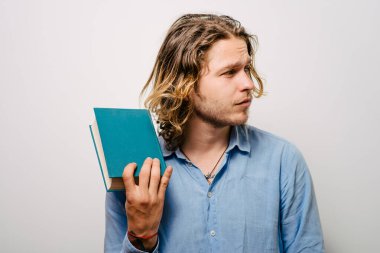 Elinde kitap olan adam.