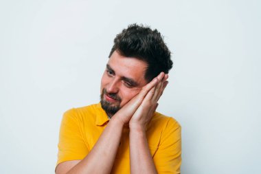 Uyu. Stüdyo geçmişine karşı adam 