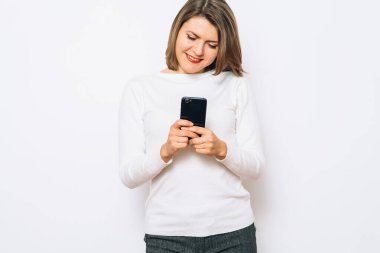 Stüdyo geçmişine karşı akıllı telefonu olan kadın.