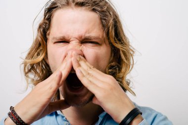 Stüdyo arka plandaki adam