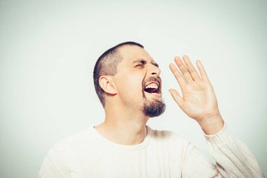 Birilerini ara. Stüdyo geçmişine karşı adam