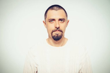 Stüdyo arka planında bir adamın portresi