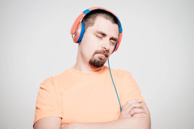 Kulaklıklı bir adam stüdyo geçmişine karşı.