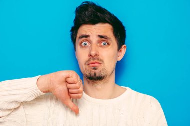 Adam baş parmak hareketi gösteriyor.