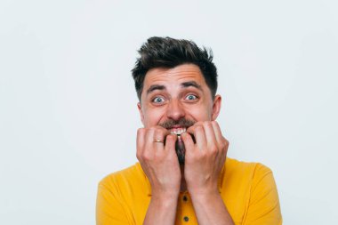 Adam tırnaklarını yiyor.