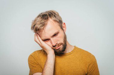 Uyu. Stüdyo geçmişine karşı adam 