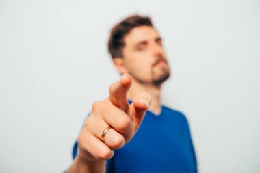  İşaret parmağını göster