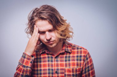 Stüdyo arka plandaki adam