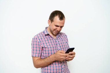 Akıllı telefonu olan bir adam.