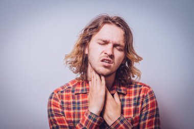 Stüdyo arka plandaki adam