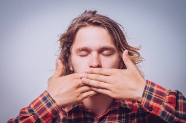 Adam ağzını kapatır.