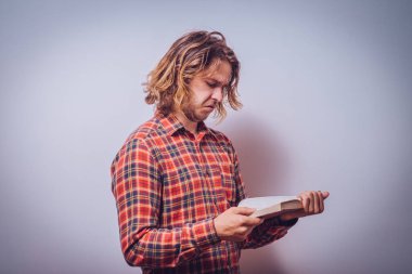 Elinde kitap olan adam.