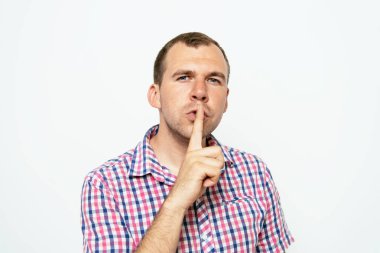 Adam parmağını onun dudaklarına koydu.