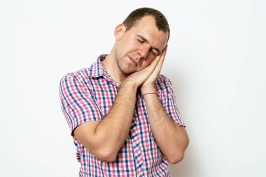 Stüdyo arka plandaki adam