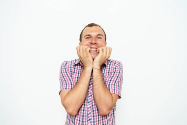 Stüdyo arka plandaki adam