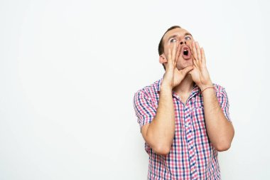 Stüdyo arka plandaki adam