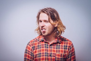 Stüdyo arka plandaki adam